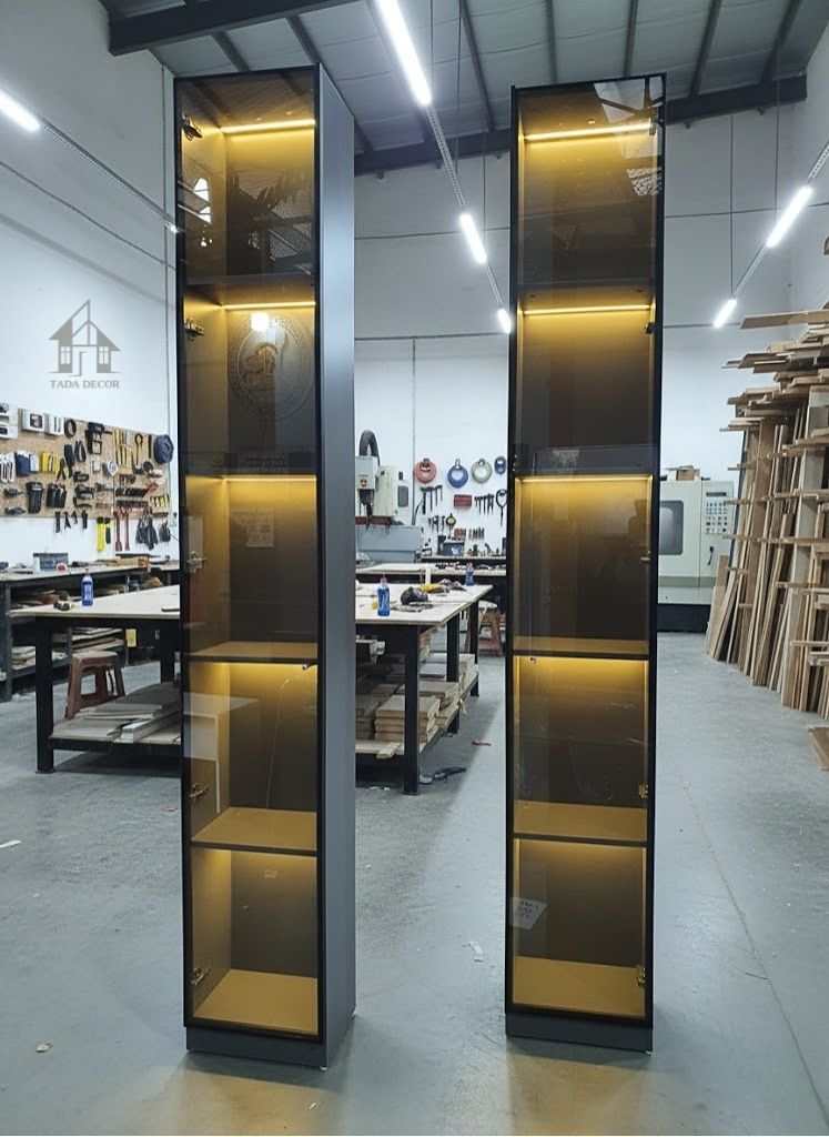 Tủ rượu cánh kính khung nhôm đen kết hợp đèn LED sang trọng