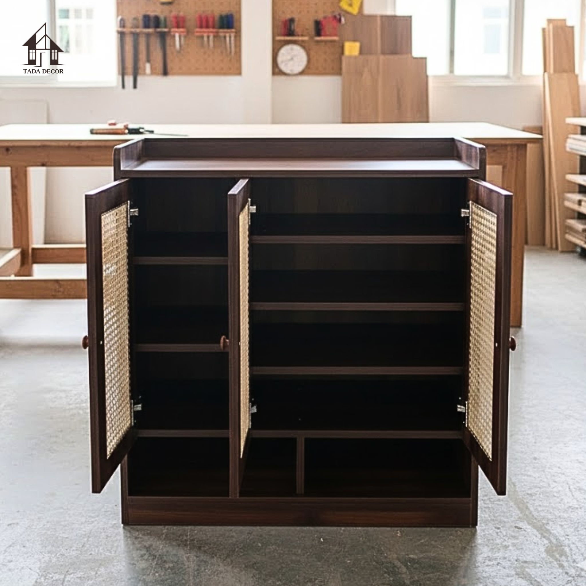 tủ giầy đẹp màu gỗ sang trọng lắp đặt tại nhà khách