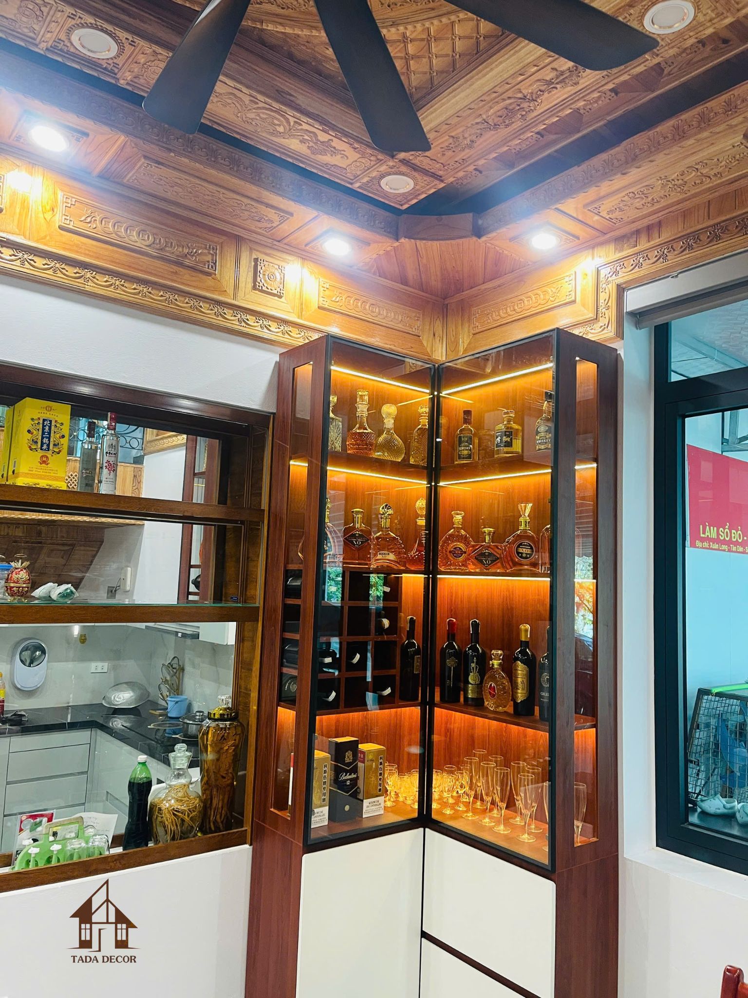 Tủ rượu gỗ hiện đại dùng làm tủ chứa rượu và ly thủy tinh cho gia đình