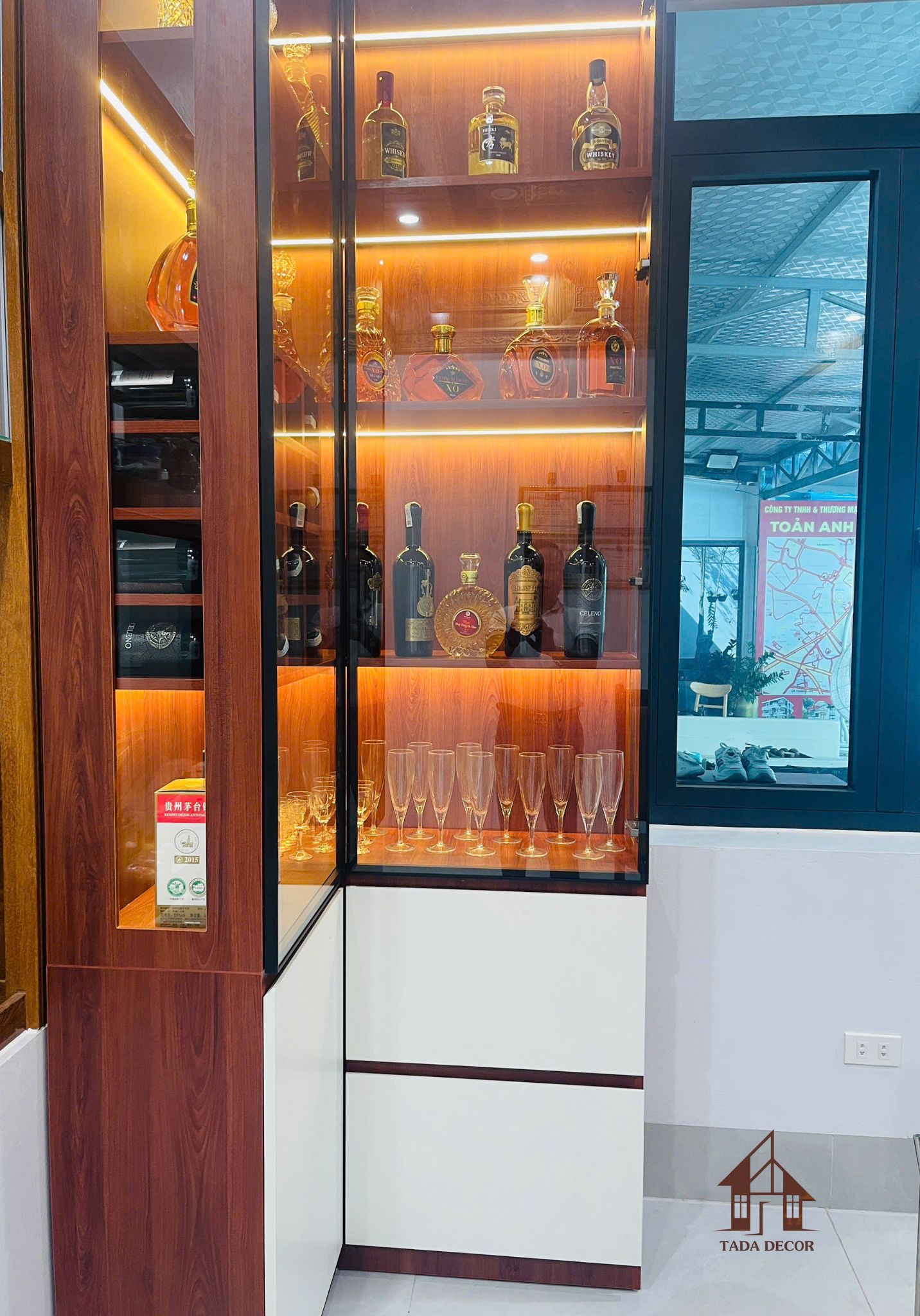 Mẫu tủ rượu hiện đại bằng gỗ kết hợp cánh kính, thiết kế góc chữ L sang trọng cho không gian nhà ở