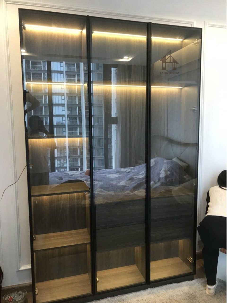 mẫu tủ rượu đẹp hiện đại cánh kính khung nhôm