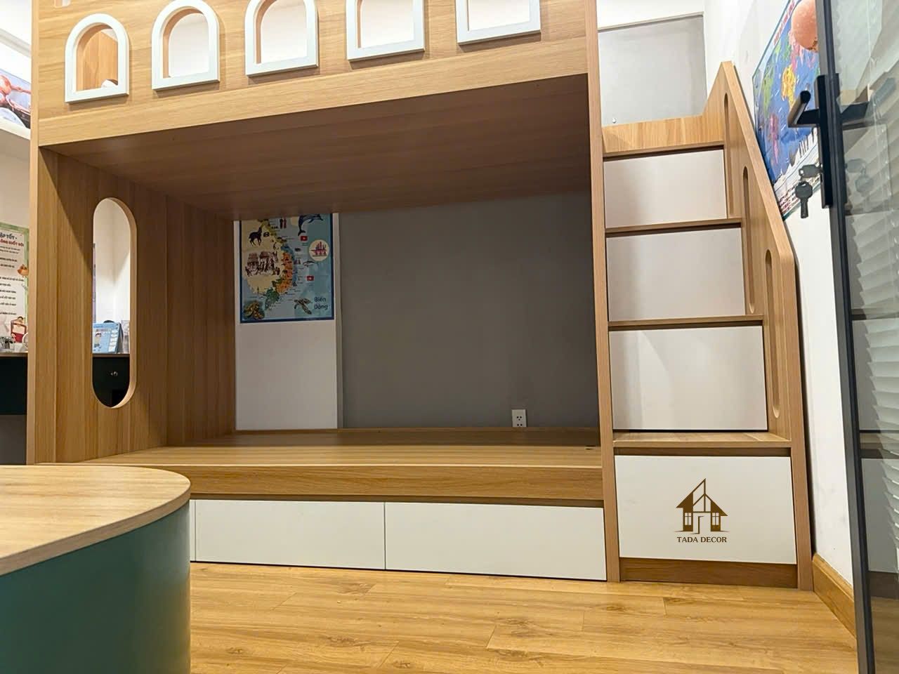 giường tầng bằng gỗ MDF lắp đặt thực tế tại nhà khách