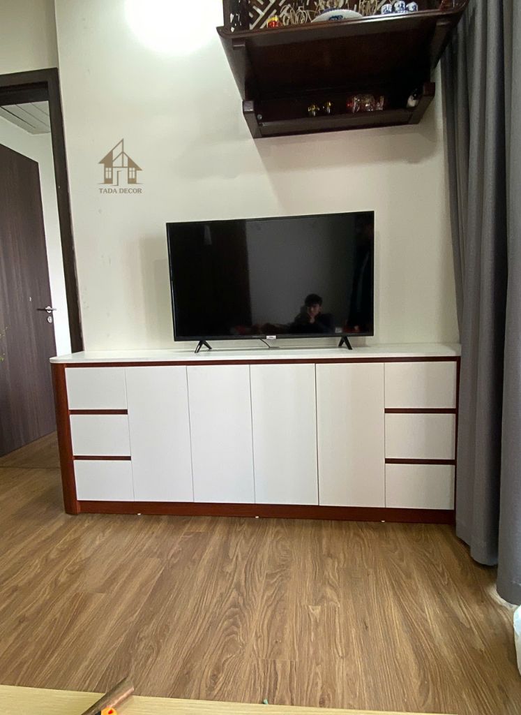 Kệ tivi đẹp phong cách hiện đại, màu vân gỗ tự nhiên, thiết kế tối giản phù hợp không gian phòng khách