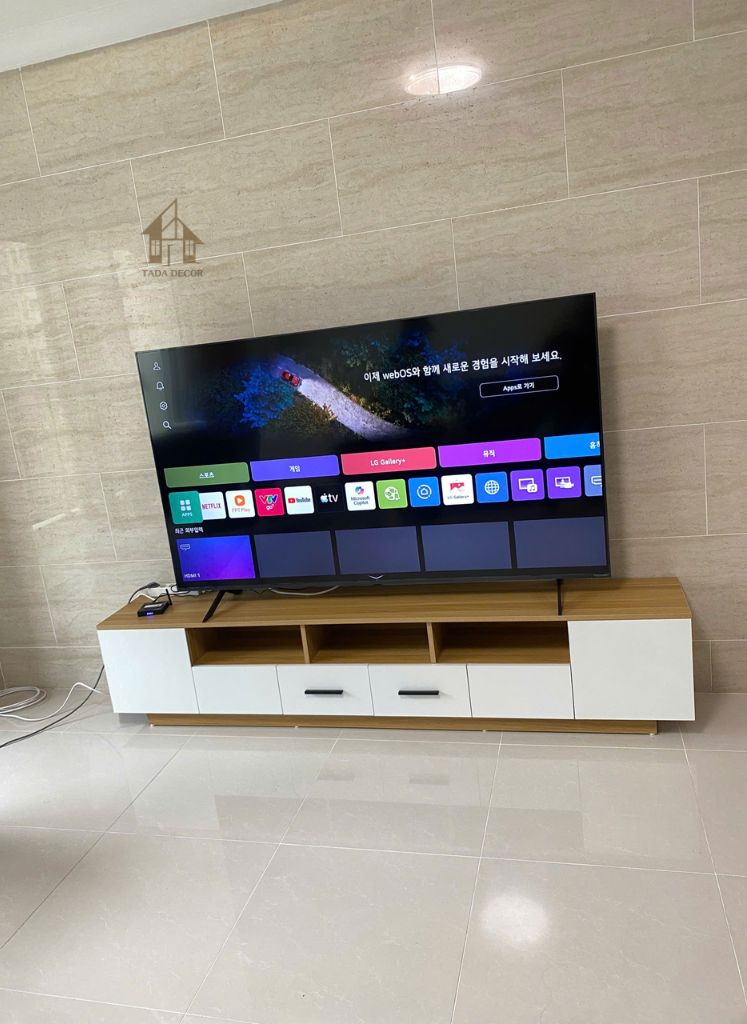 Kệ tivi hiện đại gỗ công nghiệp thi công thực tế cho phòng khách gia đình, thiết kế gọn gàng chuẩn xu hướng