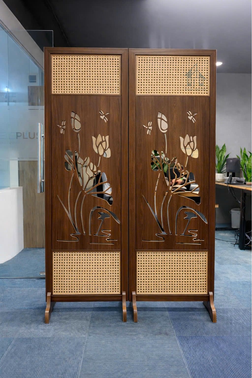 vách ngăn bình phong gỗ MDF họa tiết CNC kết hợp mây trang trí