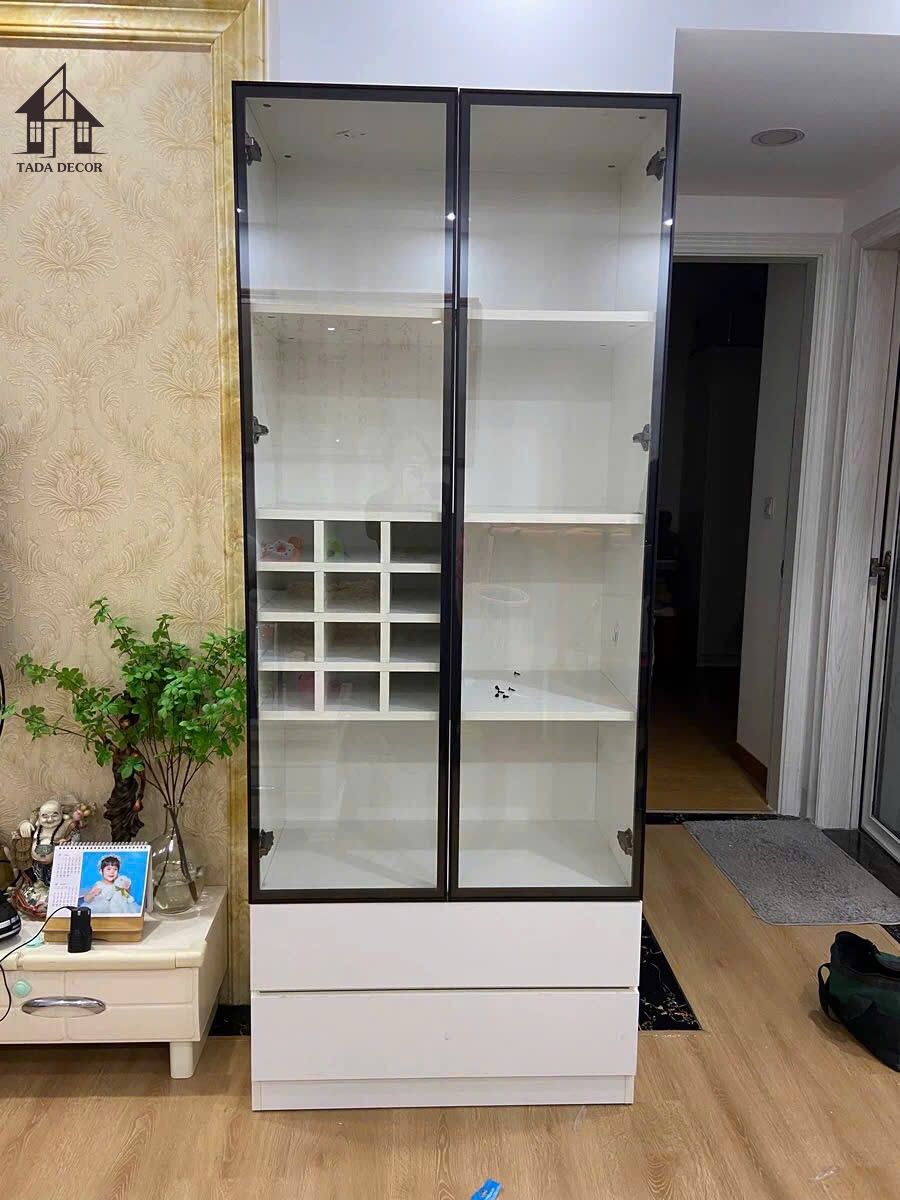 Mẫu tủ rượu đẹp hiện đại kích thước 2m x 1m8 với cửa kính viền đen và các ô để rượu vang tiện lợi.