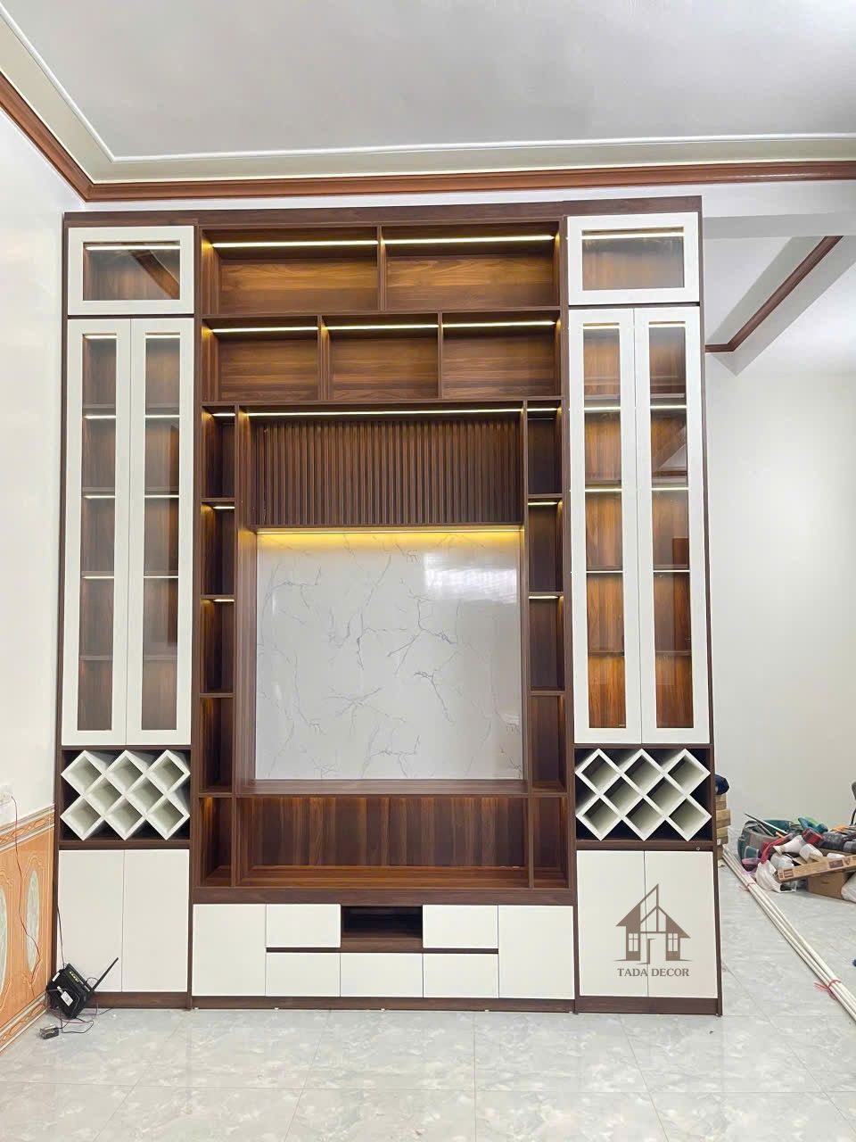 Kệ tivi phòng khách hiện đại kết hợp ốp vân đá sang trọng trong combo phòng khách thiết kế theo yêu cầu