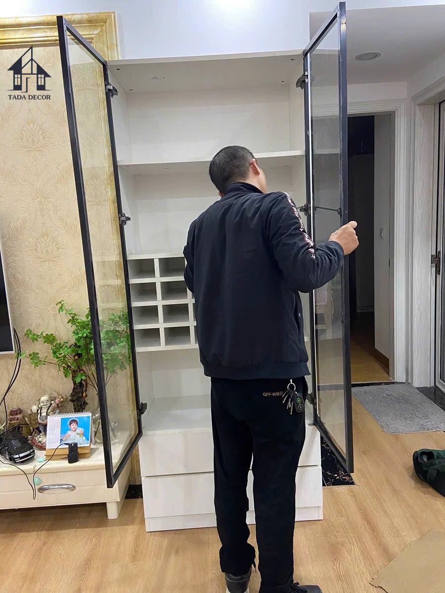 Công trình thực tế lắp đặt tủ rượu cánh kính hiện đại tại phòng khách – chất liệu gỗ MDF chống ẩm, thiết kế sang trọng.