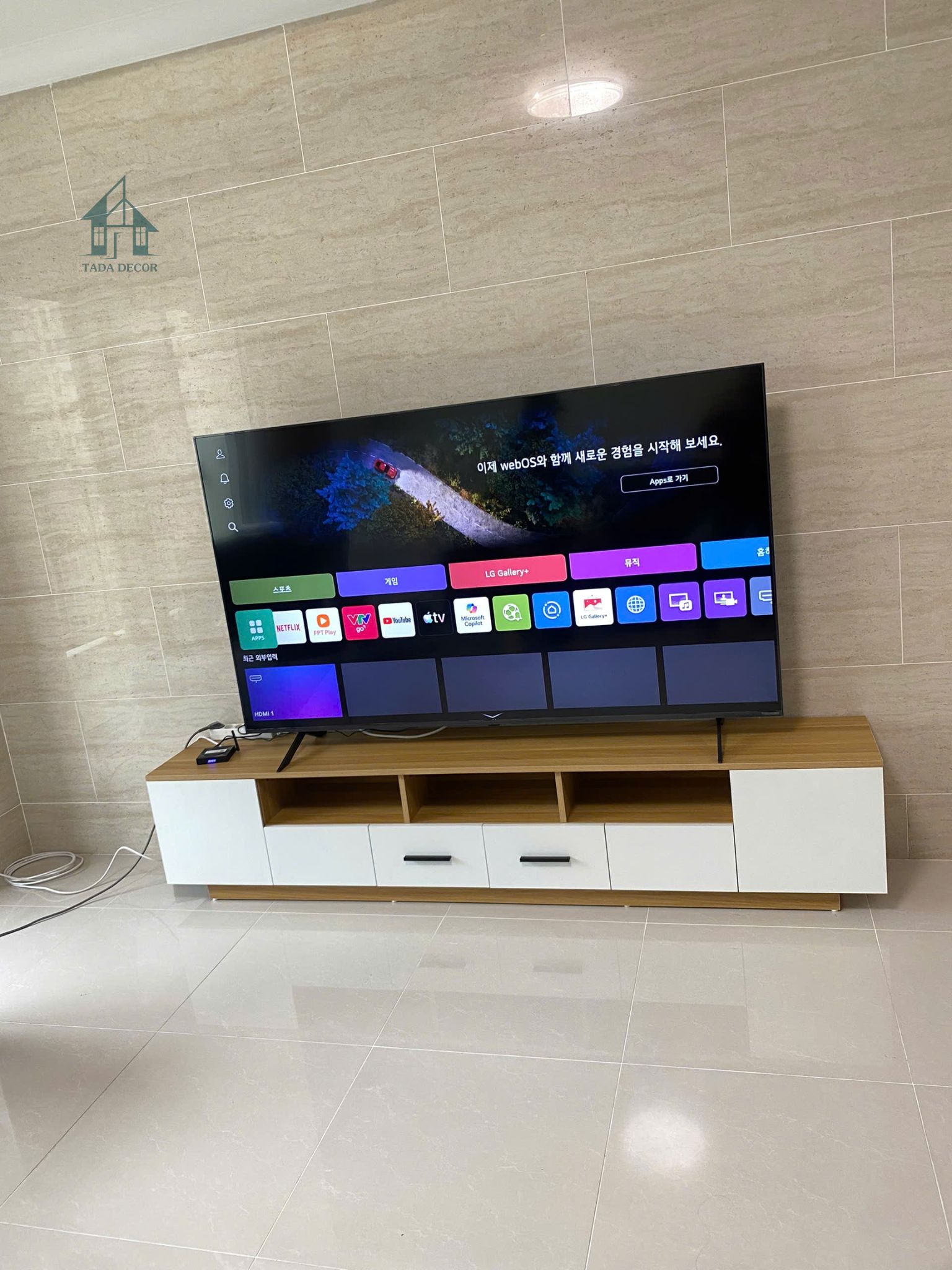 Kệ tivi treo tường hiện đại giúp phòng khách gọn gàng và sang trọng