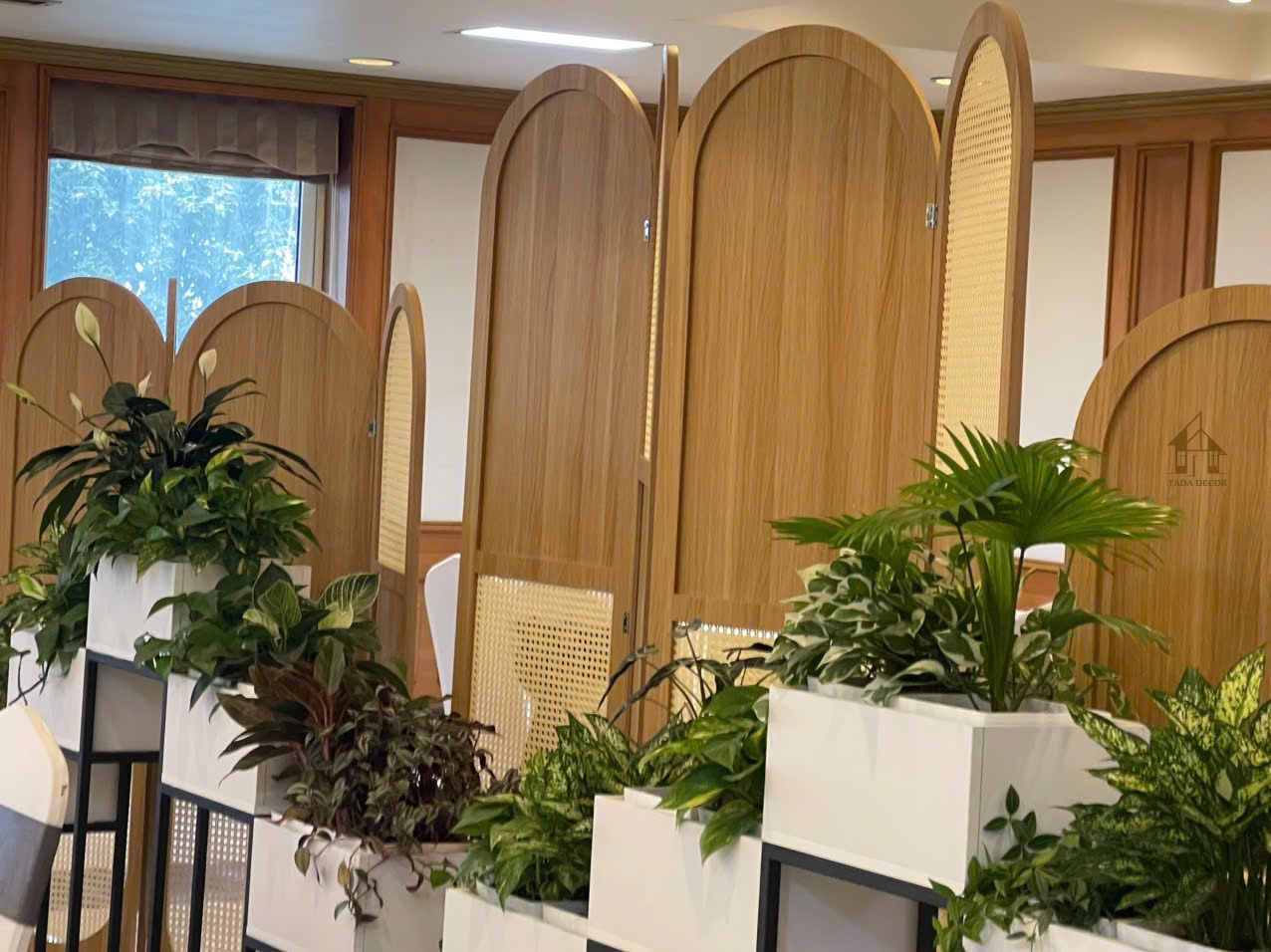 Mẫu vách ngăn bình phong phù hợp trung tâm tiệc cưới và vách ngăn bàn thờ