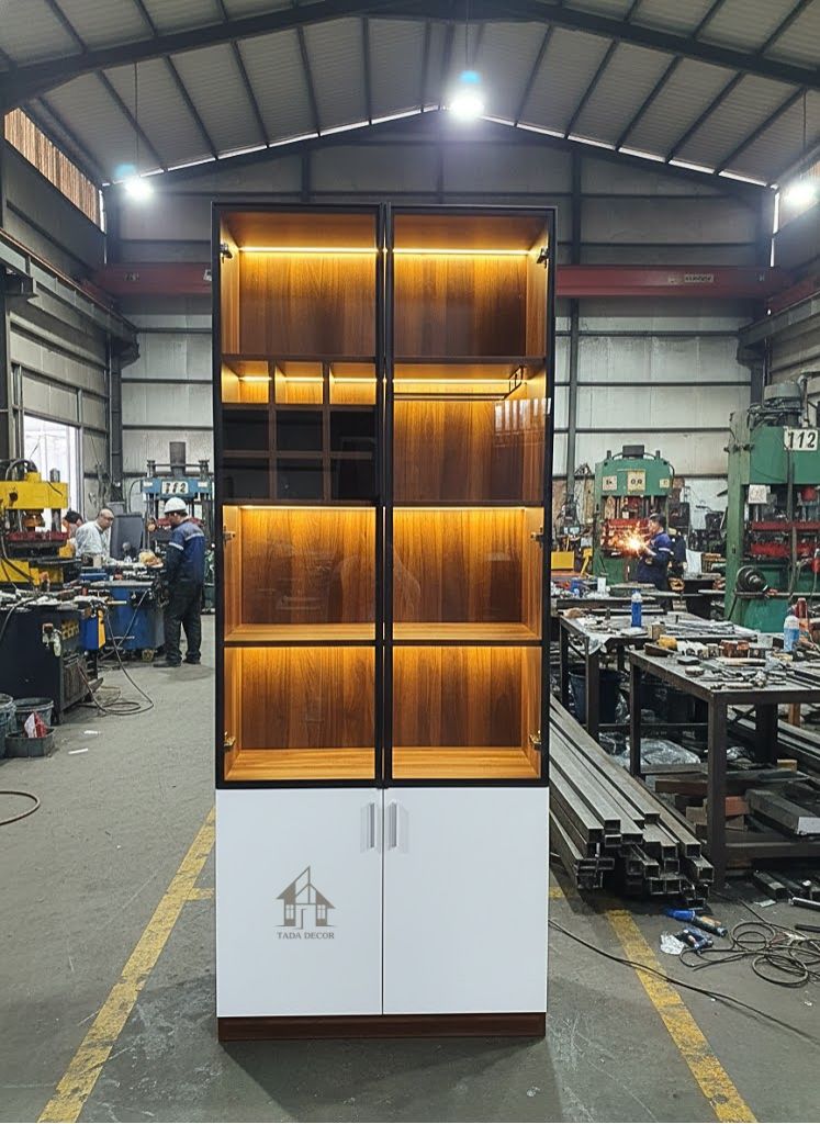 Tủ rượu cánh kính khung kim loại màu đen, kính trong suốt trưng bày rượu sang trọng