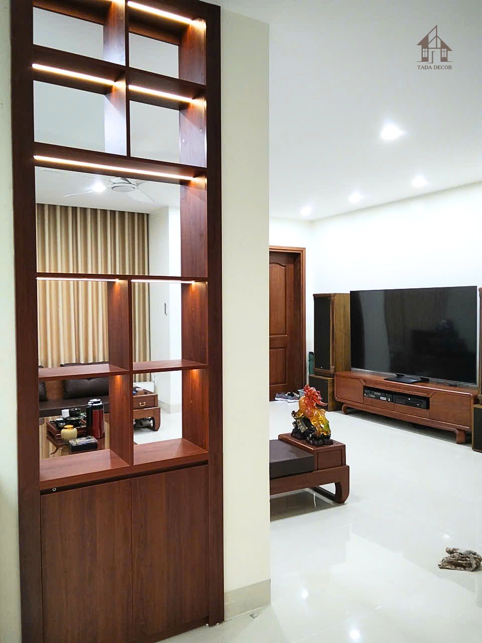 Tủ rượu cánh kính khung gỗ kết hợp tủ trưng bày và kệ gỗ để đồ sang trọng