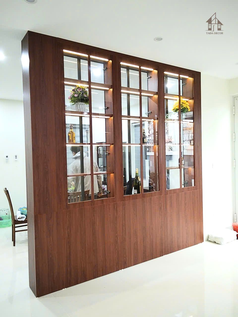 Mẫu tủ rượu đẹp hiện đại gỗ cánh kính thiết kế âm sàn chạm trần tại phòng khách