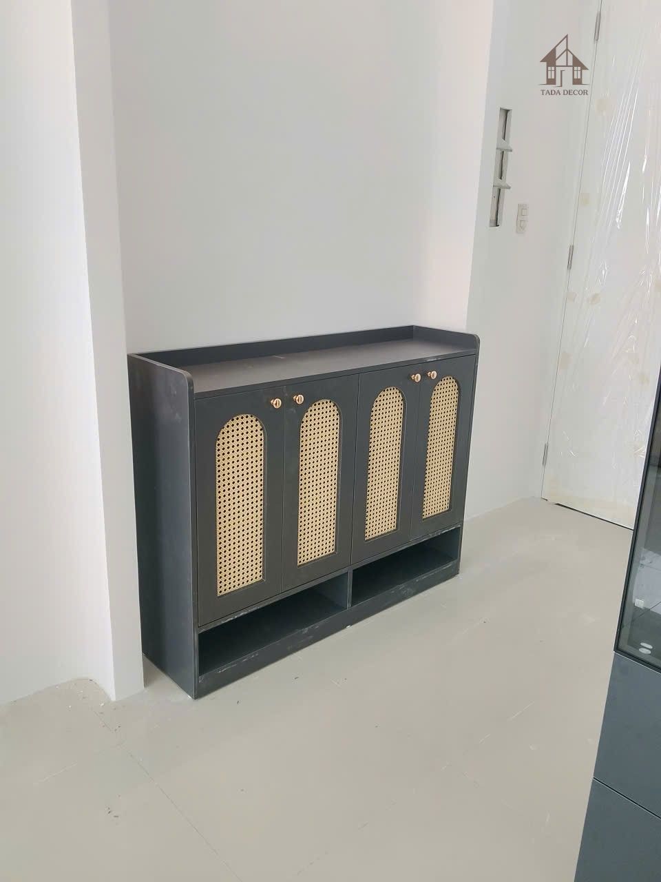 Tủ trưng bày rượu gỗ công nghiệp với kệ chia ô khoa học, đèn LED hắt sáng làm nổi bật chai rượu trang trí