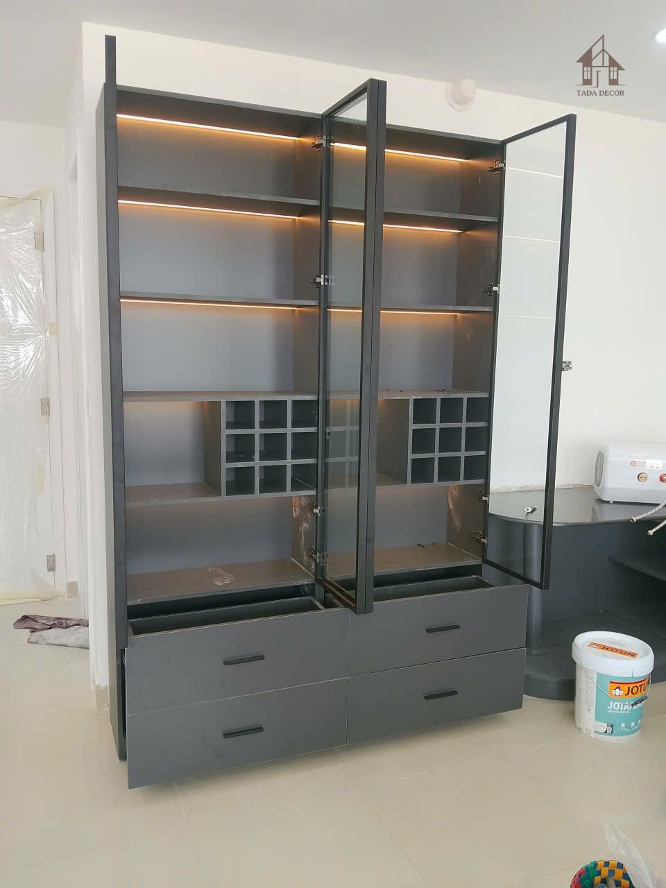 Tủ rượu cánh kính gỗ công nghiệp thiết kế cao kịch trần, bố trí hợp lý theo kích thước tủ rượu chuẩn