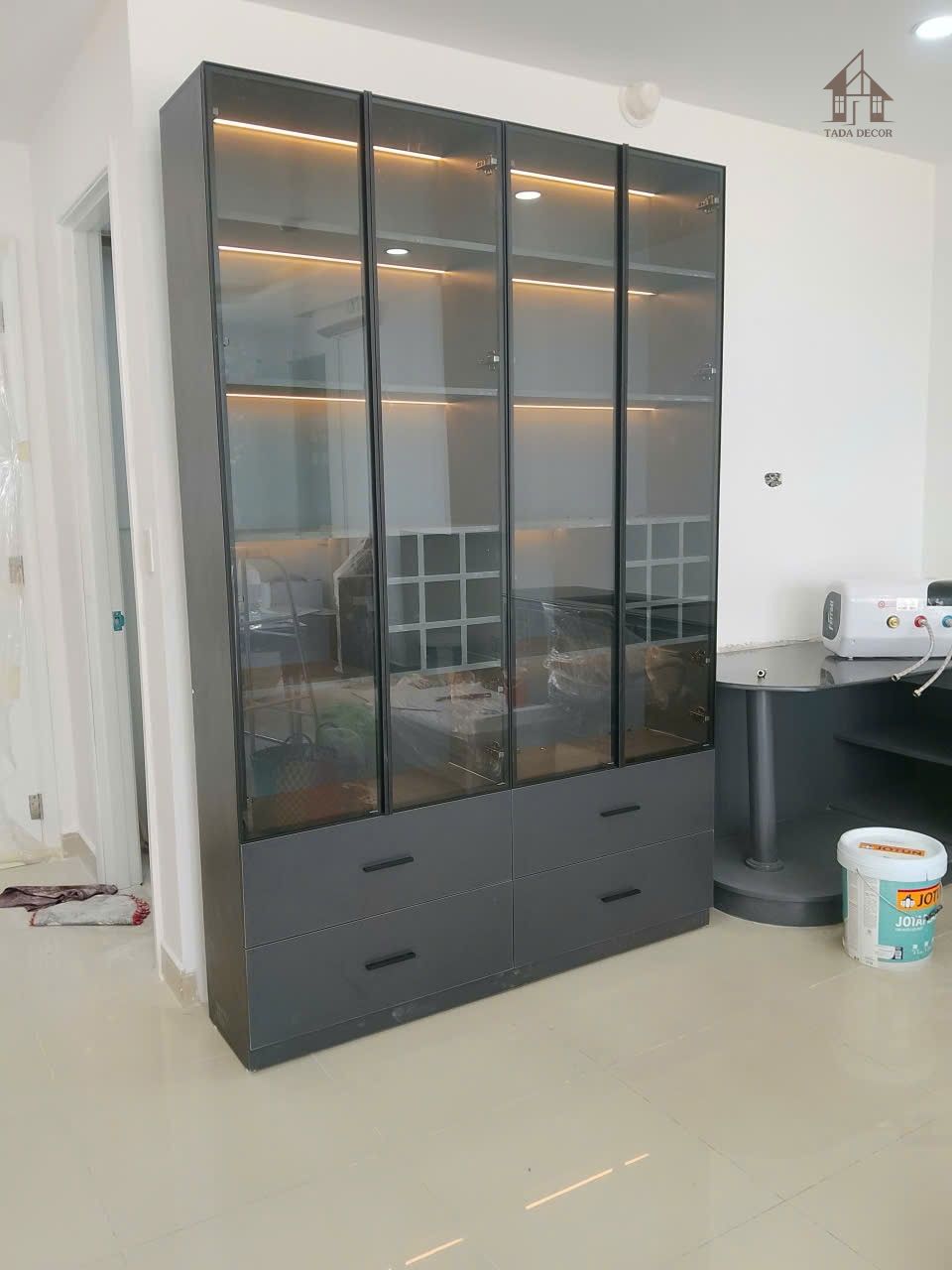 Mẫu tủ rượu đẹp hiện đại cánh kính khung nhôm đen, đèn LED âm tủ sang trọng trong không gian thực tế nhà khách