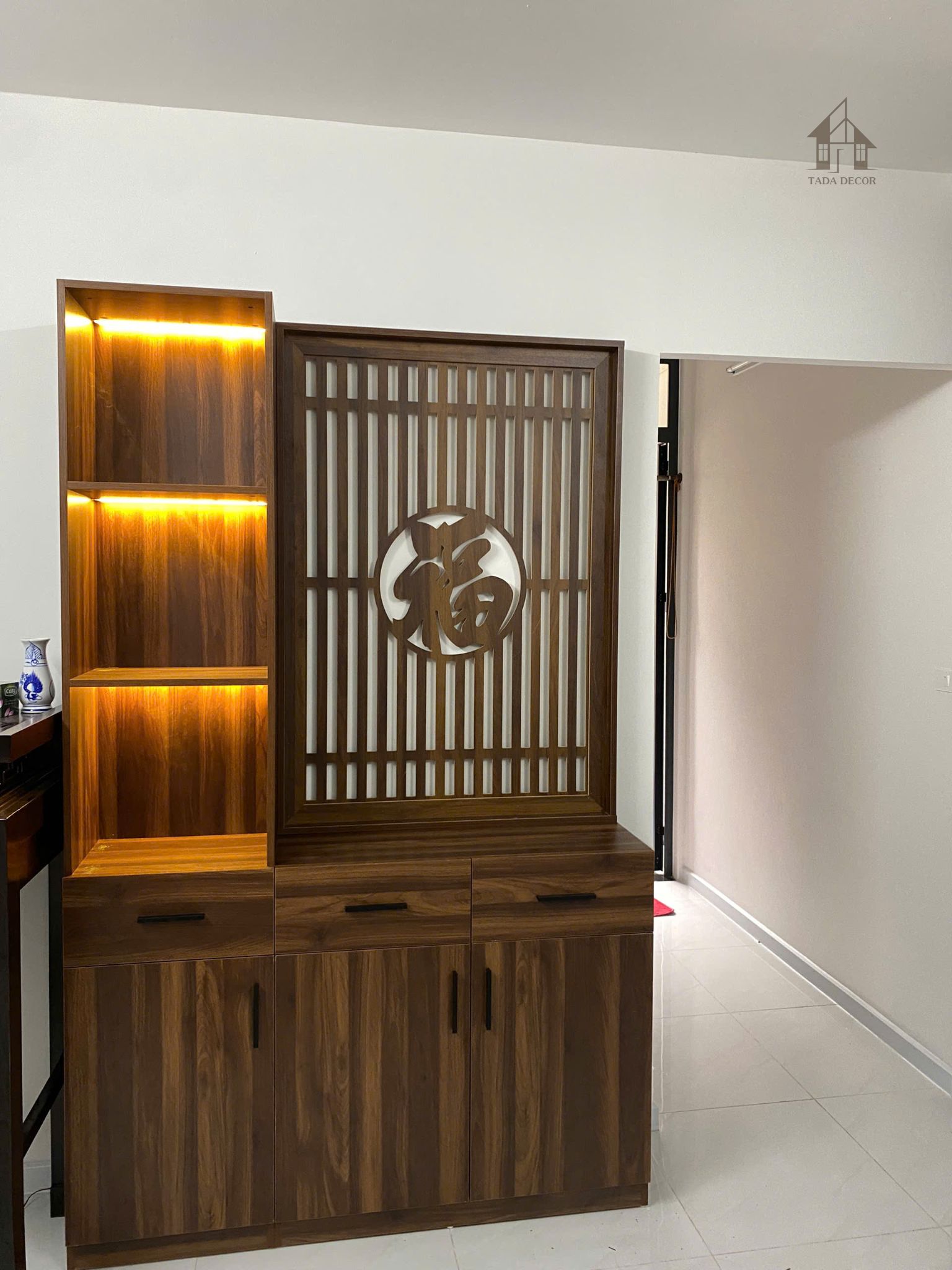 Tủ gỗ đa năng phòng khách kết hợp tủ kính đèn led và nhiều ngăn lưu trữ tiện dụng