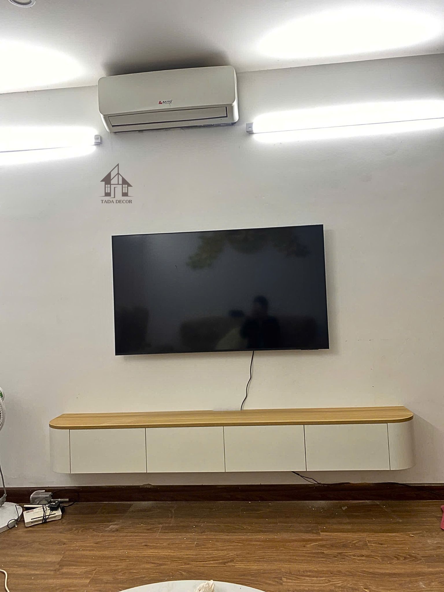 kệ tivi gỗ hiện đại để sàn thiết kế tối giản thi công thực tế phòng khách