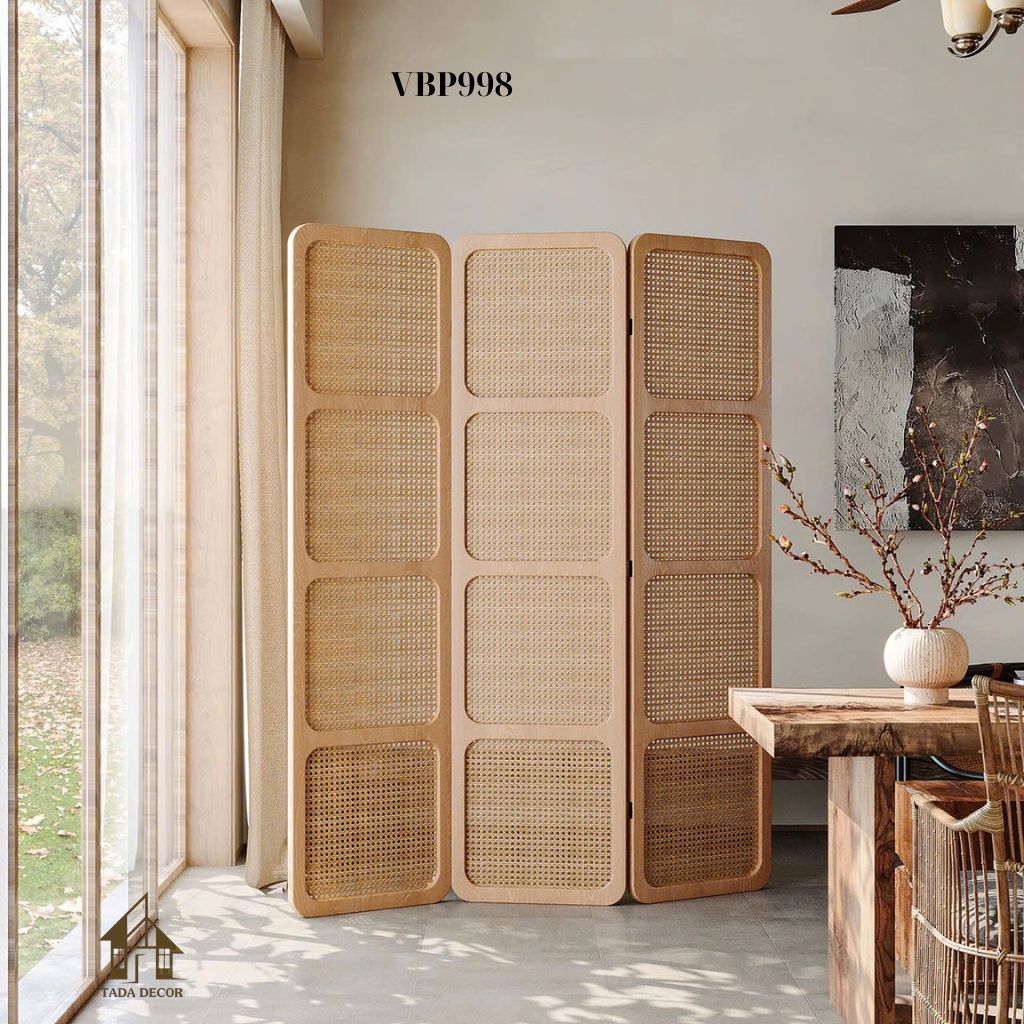 Không gian nội thất sang trọng với vách mây màu óc chó, tôn lên phong cách tinh giản và hiện đại đặc trưng của thương hiệu TADA Việt Nam.