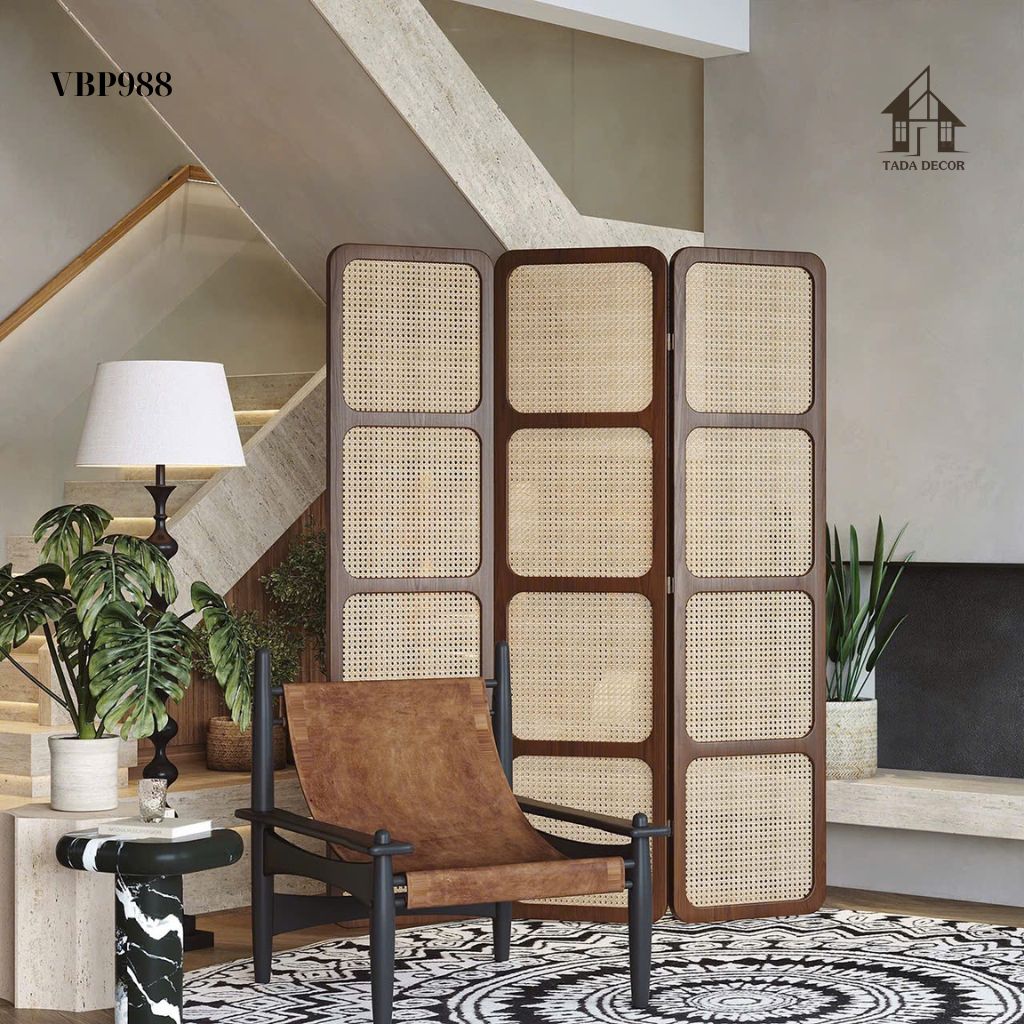 Không gian phòng khách sang trọng với vách mây mắt cáo màu óc chó VBP988, phân chia khu vực tinh tế và thông thoáng.