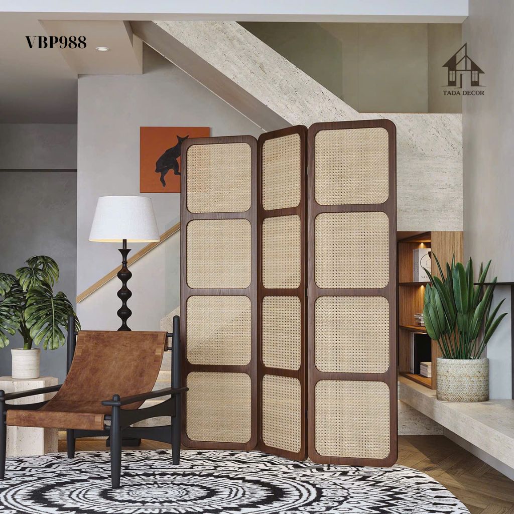 Cận cảnh vách ngăn mây mắt cáo màu óc chó TADA VBP988 với họa tiết đan tay thủ công, tạo điểm nhấn tự nhiên và thanh lịch.