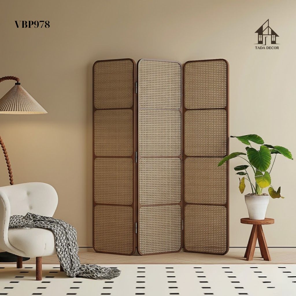 Cận cảnh chi tiết vách ngăn mây mắt cáo VBP978 với khung gỗ óc chó và mây đan thủ công tỉ mỉ, tạo nên sự hài hòa giữa truyền thống và hiện đại.