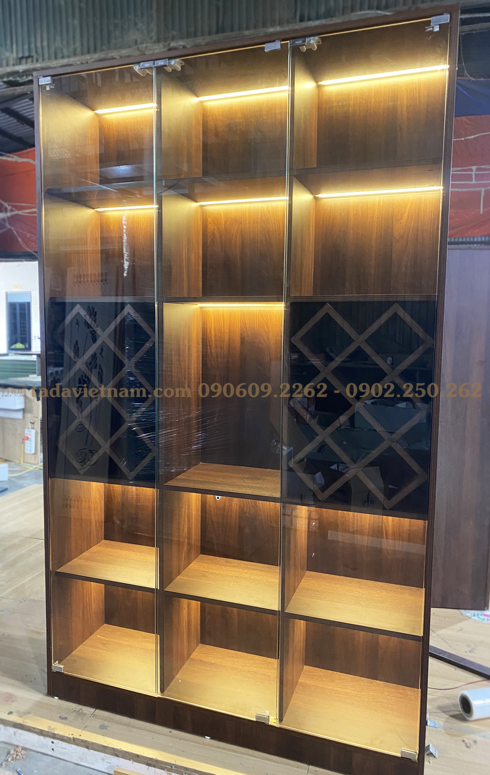 Tủ rượu cánh kính cường lực chất liệu gỗ MDF thương hiệu TADA- TDTR33