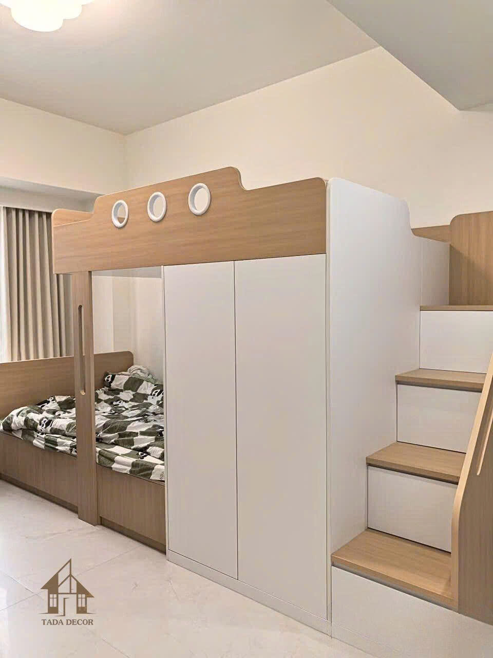 Giường tầng kết hợp cầu thang và tủ chứa đồ thông minh trong phòng bé trai