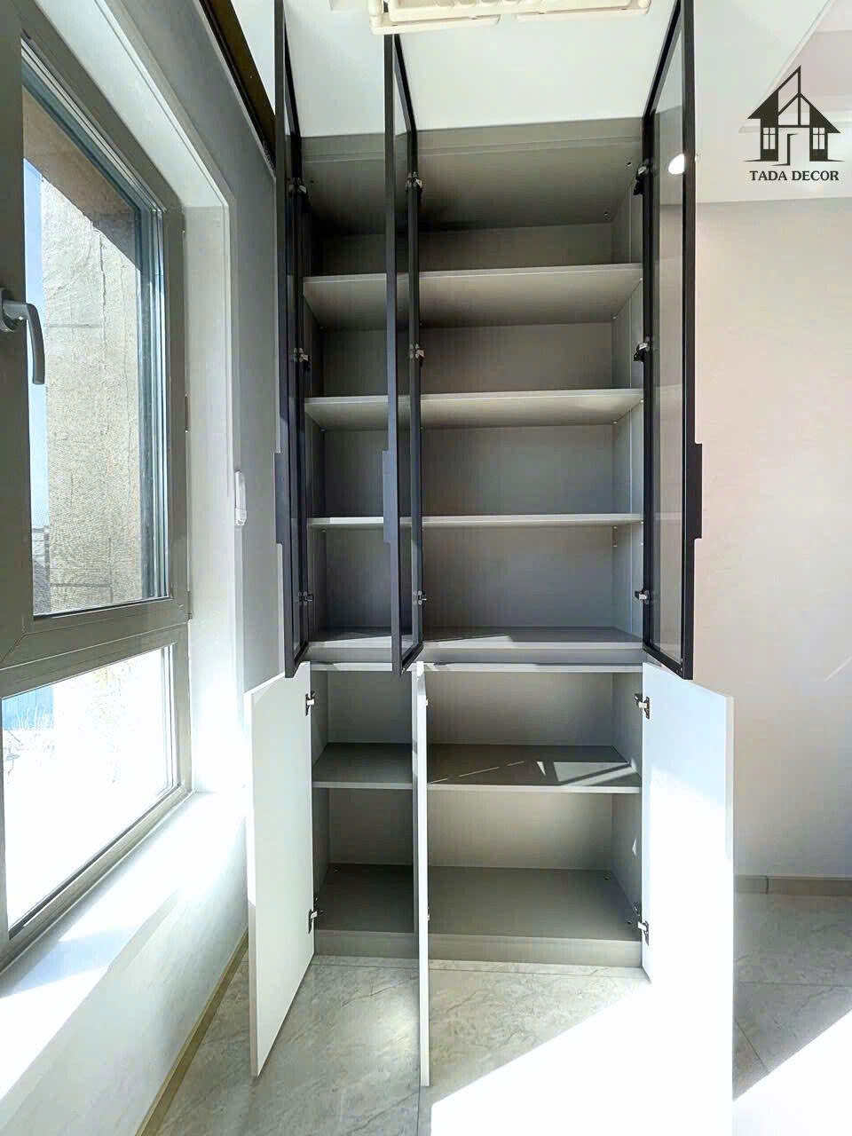 Chi tiết thiết kế tủ trưng bày khung nhôm kính đen và tủ dưới gỗ MDF trắng – phong cách hiện đại, tinh tế.