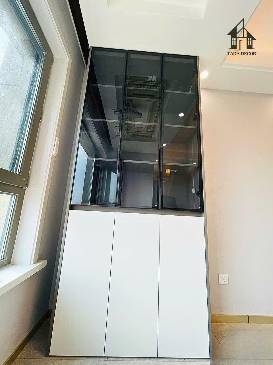 Góc nhìn thực tế tủ trưng bày cao cấp trong không gian phòng khách – sản phẩm nội thất của Tada Việt Nam.