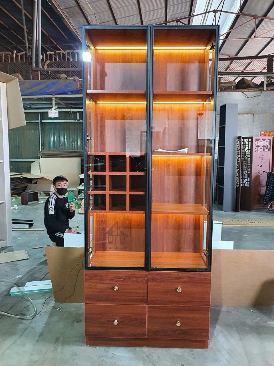 Tủ đựng rượu bằng gỗ chia khoang trưng bày khoa học và sang trọng