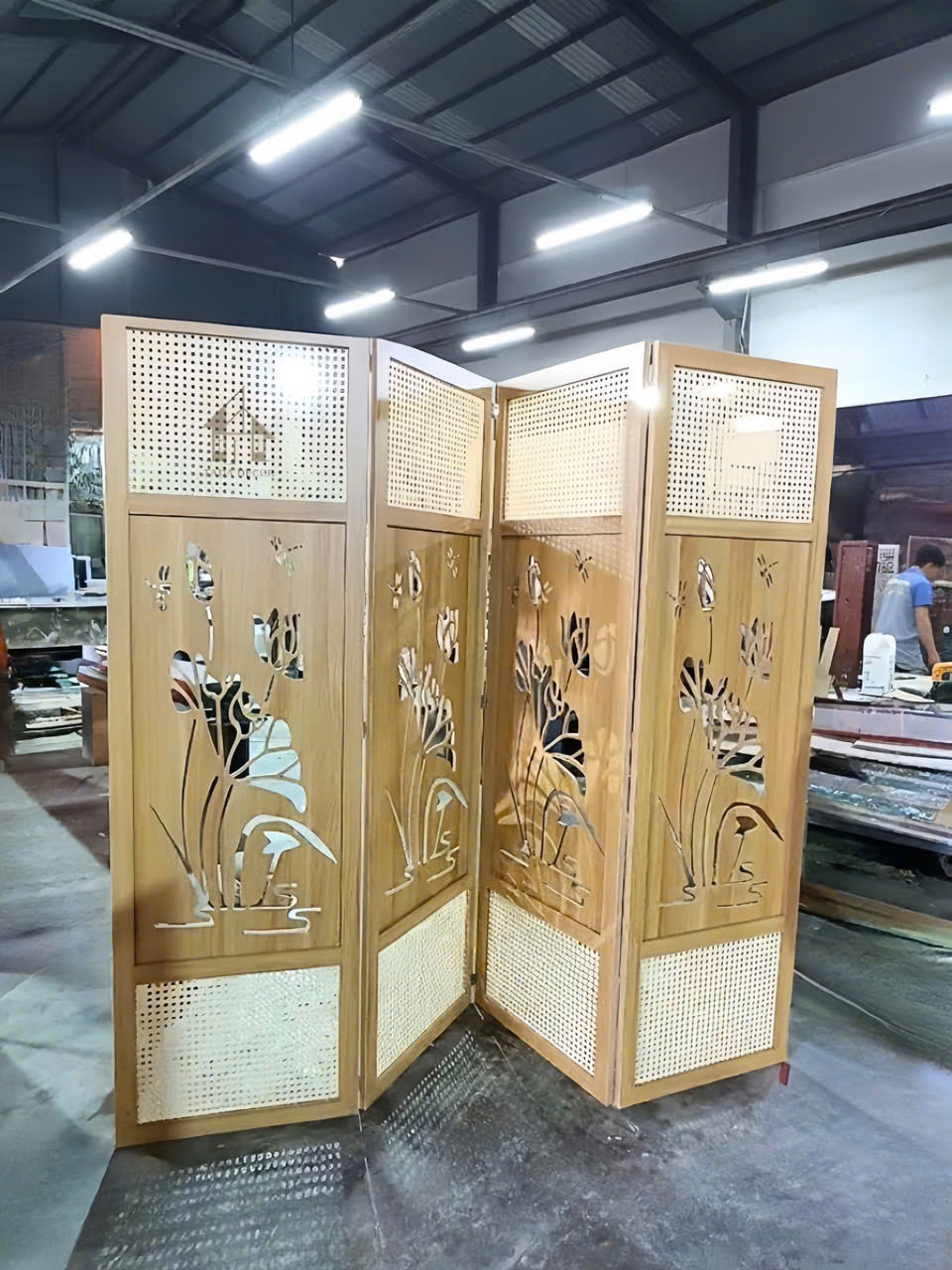 vách ngăn bình phong hoa sen gỗ phối mây thi công thực tế cho khách