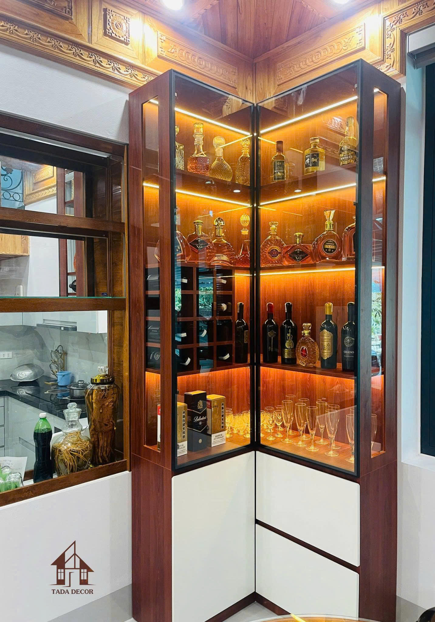 Mẫu tủ rượu cánh kính khung gỗ kết hợp đèn led sang trọng
