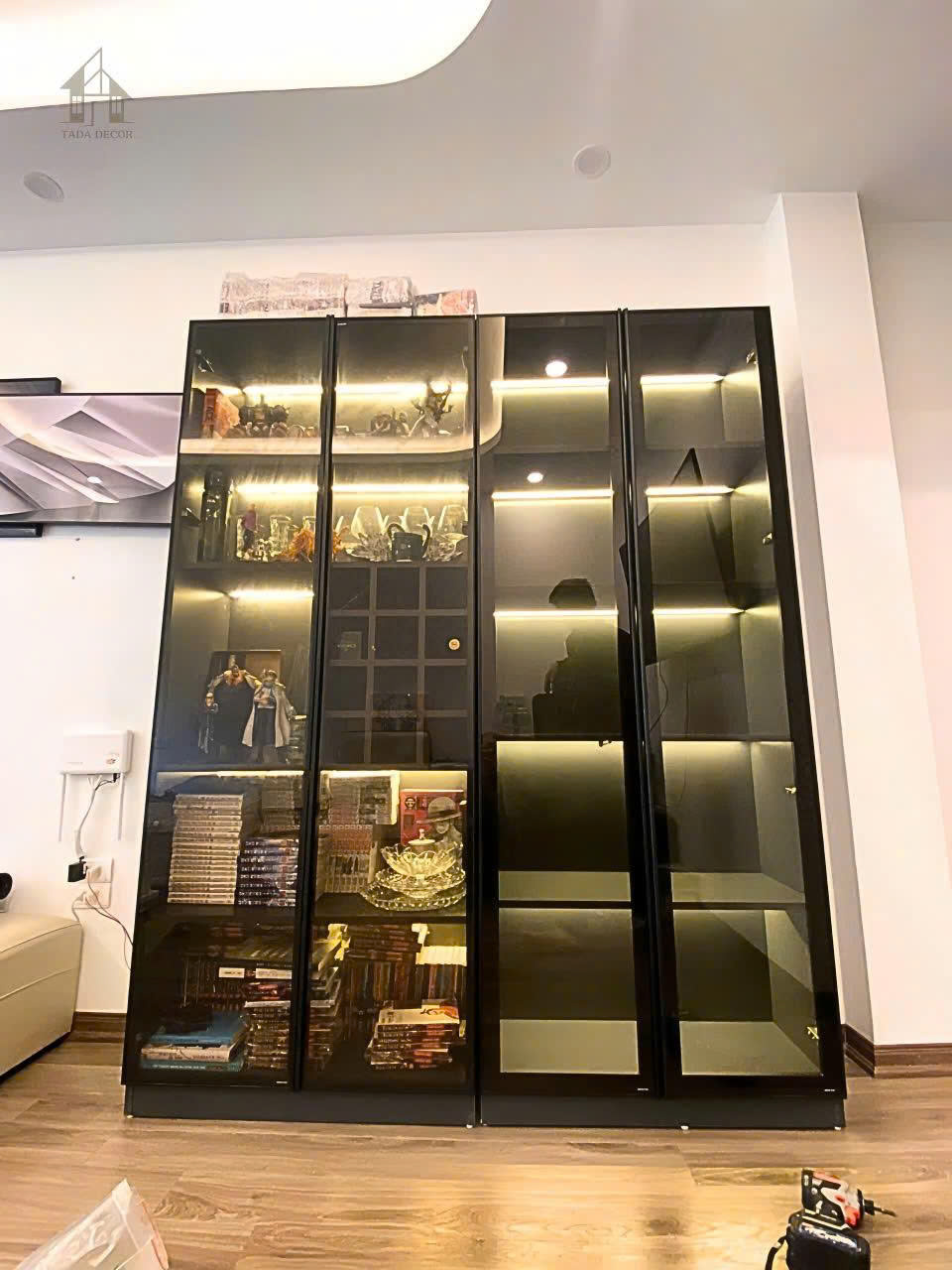 Tủ rượu gỗ cánh kính hiện đại thiết kế theo yêu cầu cho phòng khách