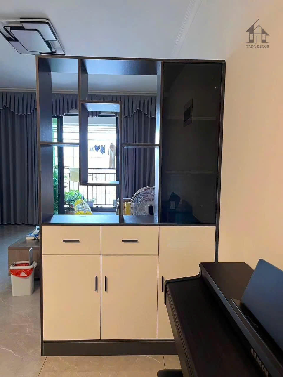 Tủ gỗ đa năng màu trắng kết hợp cánh kính và ô kệ trang trí cho không gian phòng khách