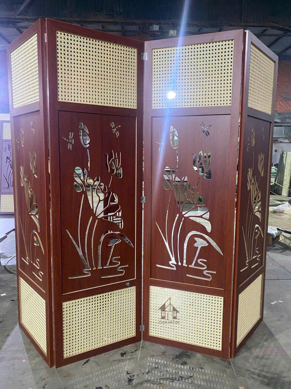 Bình phong gỗ phòng khách hoa sen CNC khung gỗ nâu trầm sang trọng