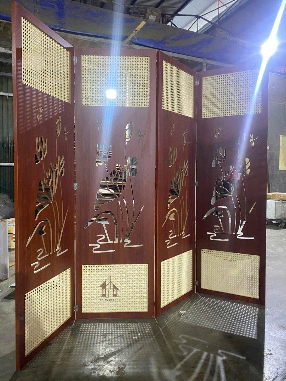 Cận cảnh họa tiết hoa sen CNC trên vách ngăn bình phong gỗ sắc nét