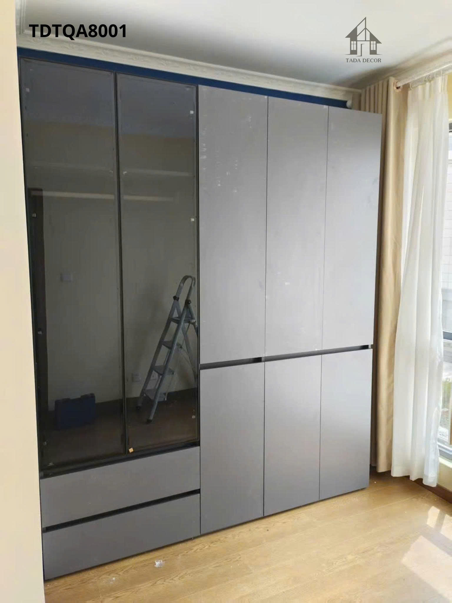 Bên trong tủ quần áo gỗ công nghiệp TDTQA8001 bố trí khoa học tiện lợi