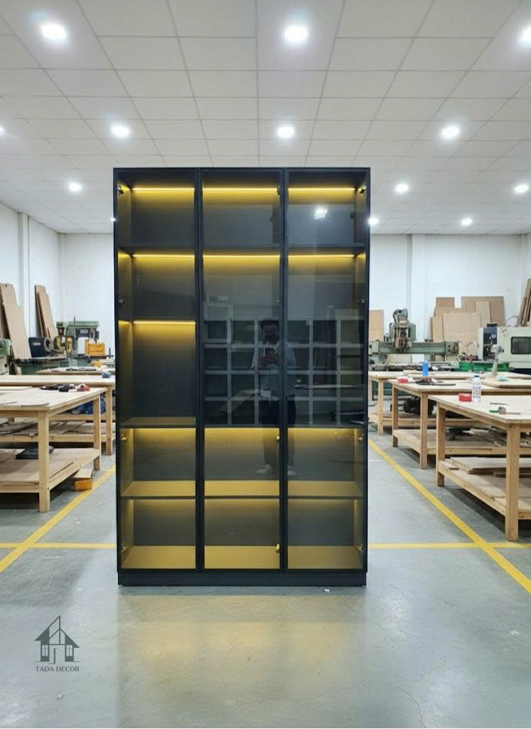 Mẫu tủ rượu đẹp hiện đại cánh kính khung đen đèn LED vàng sang trọng
