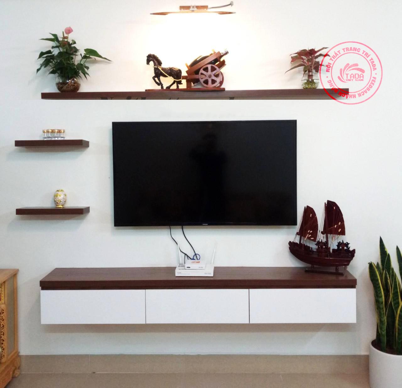 Kệ TiVi treo tường 3 cánh lật đang trở thành xu hướng quen thuộc trong thiết kế nội thất. Thiết kế thông minh và tiện dụng giúp bạn tối đa hóa không gian phòng khách của mình mà vẫn đảm bảo tiêu chuẩn về hình thức và chất lượng.