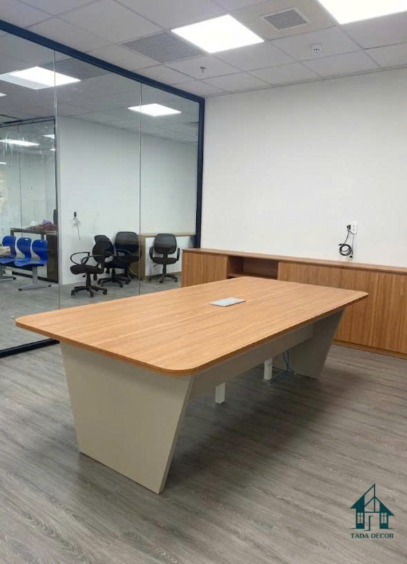 Feedback Chi Tiết Về Mẫu Bàn Làm Việc Dáng Lớn - Sự Kết Hợp Giữa Mặt Gỗ Ấm Áp Và Phong Cách Tối Giản