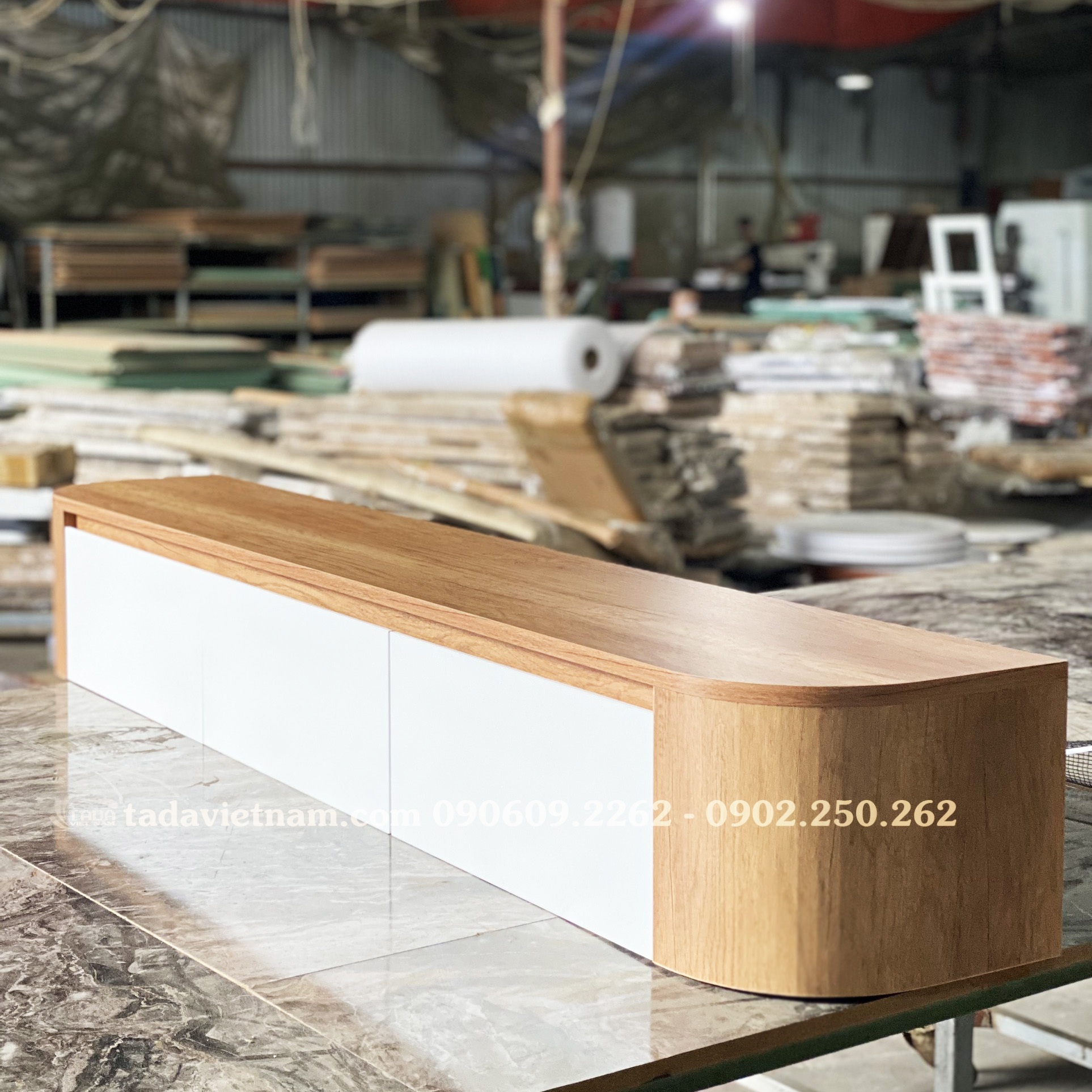 Có nhiều yếu tố cần được xem xét để đảm bảo sự thoải mái và thẩm mỹ khi lắp đặt kệ tivi treo tường
