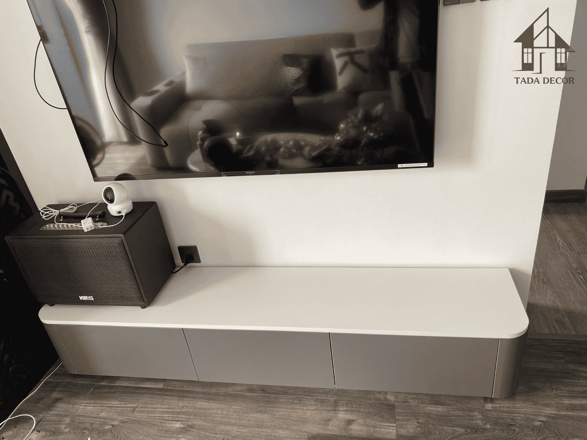 Thi công kệ tivi để sàn đẹp hiện đại bằng MDF lõi xanh