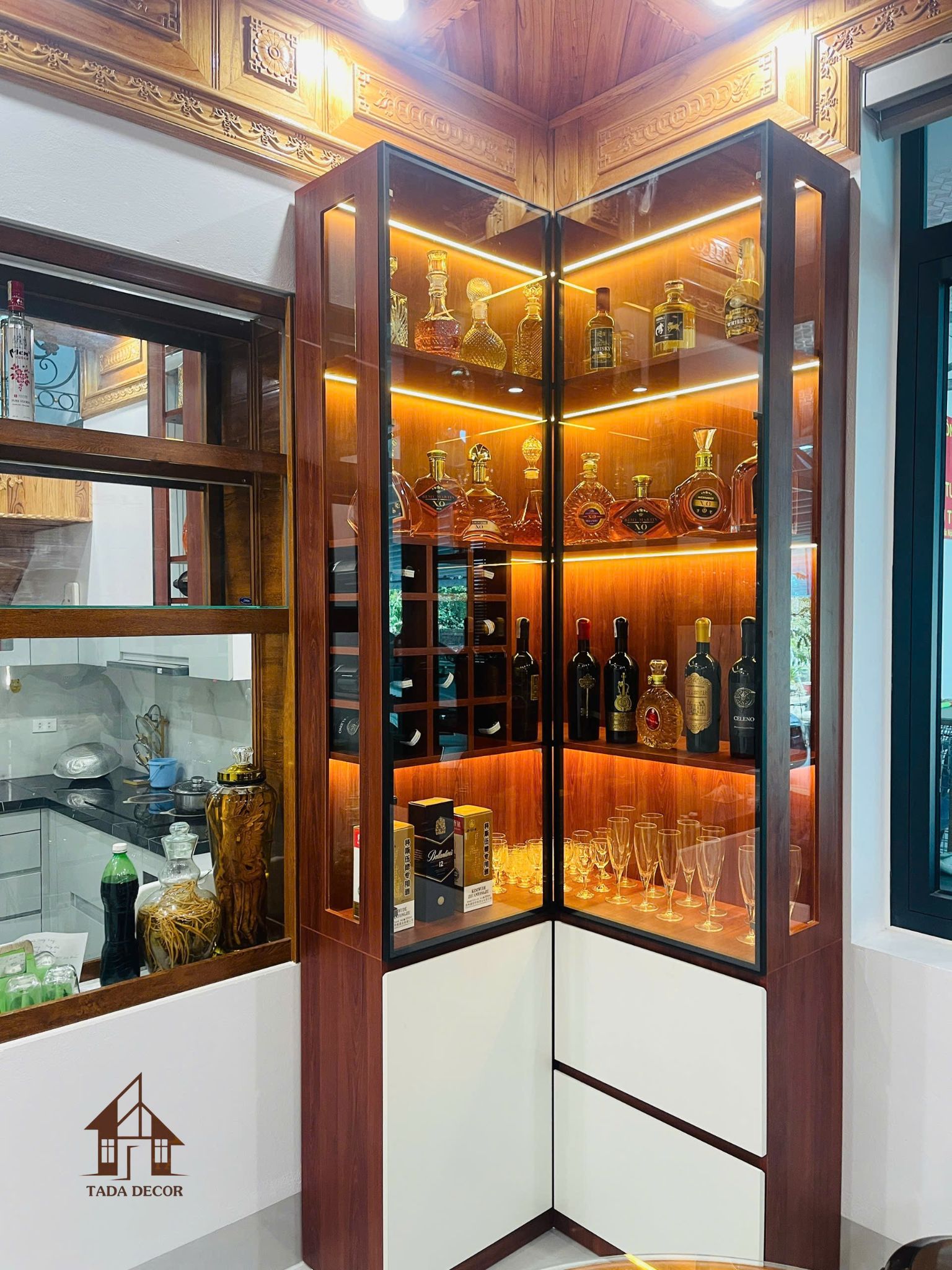 Mẫu tủ rượu hiện đại bằng gỗ cánh kính – Công trình thực tế