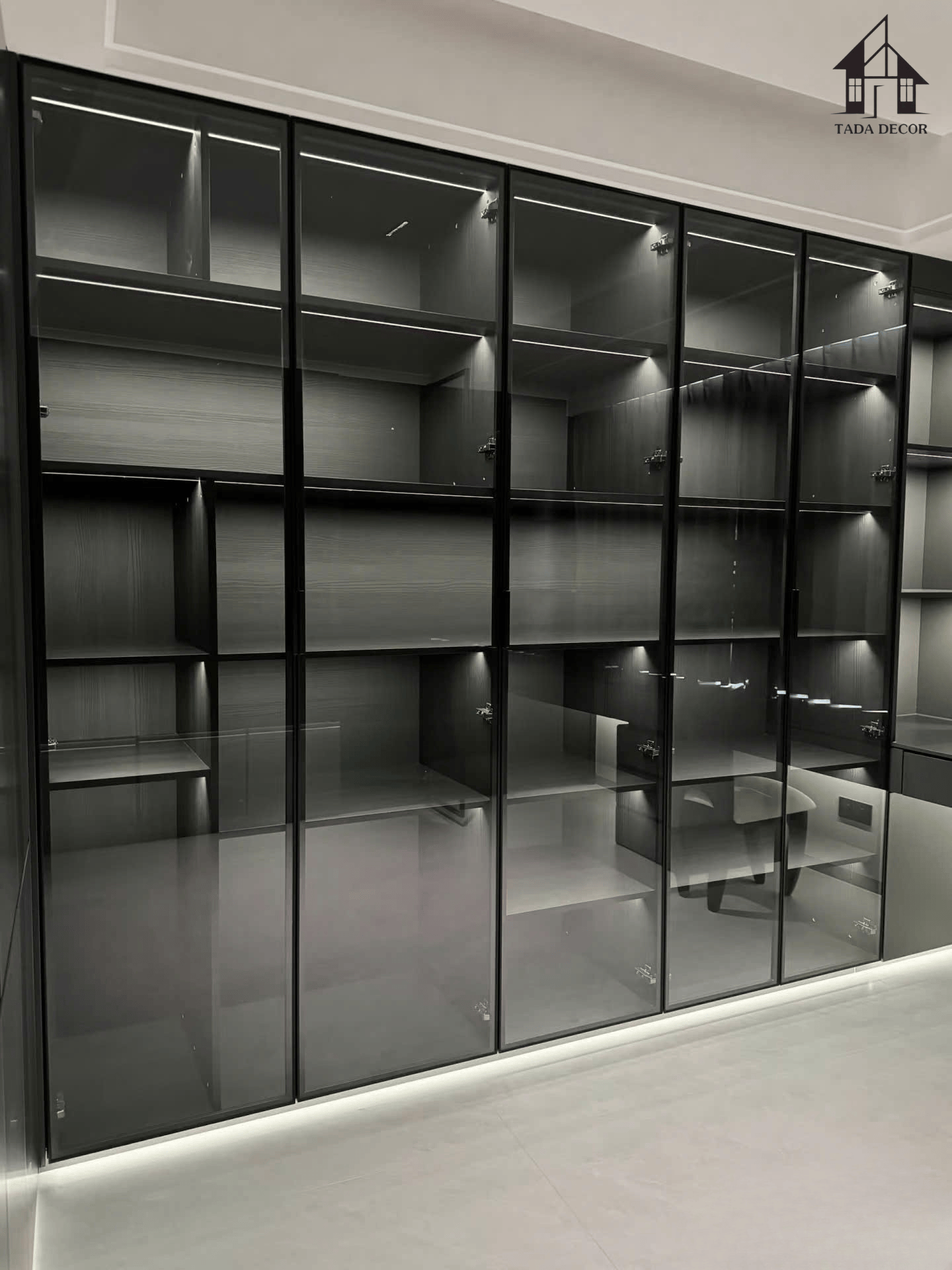 Feedback tủ trưng bày cánh kính LED TADA đẹp hiện đại sang trọng