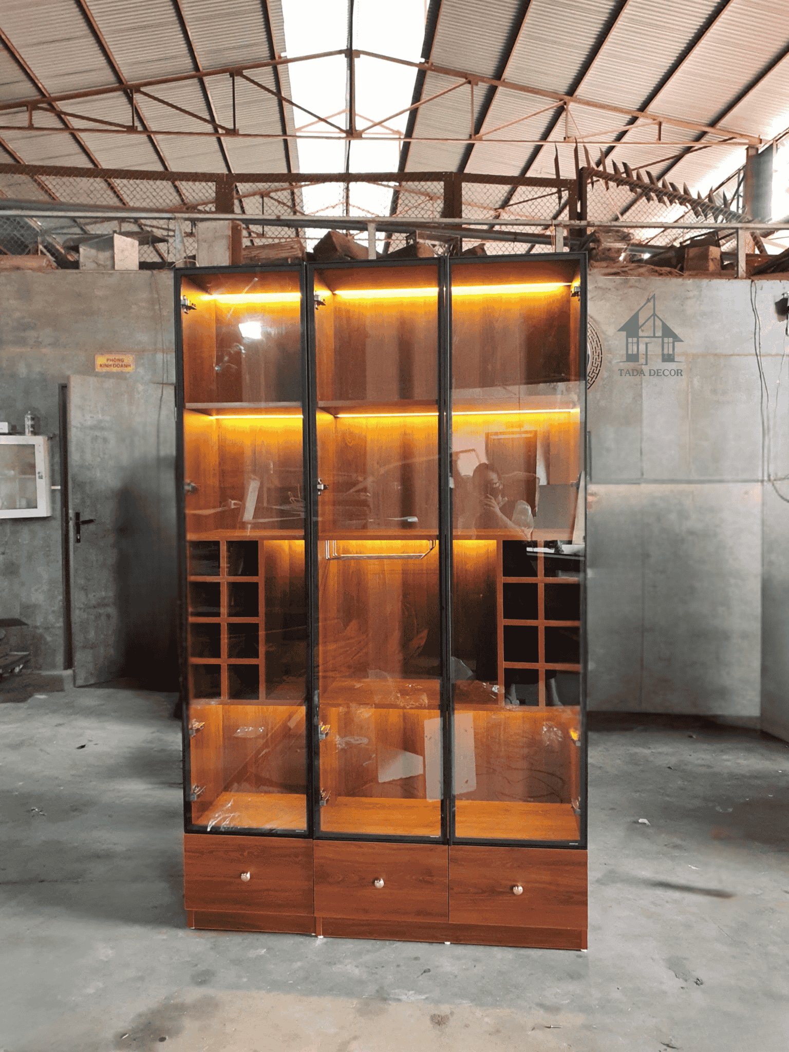 Feedback mẫu tủ rượu gỗ MDF sang trọng cho phòng khách | TADA