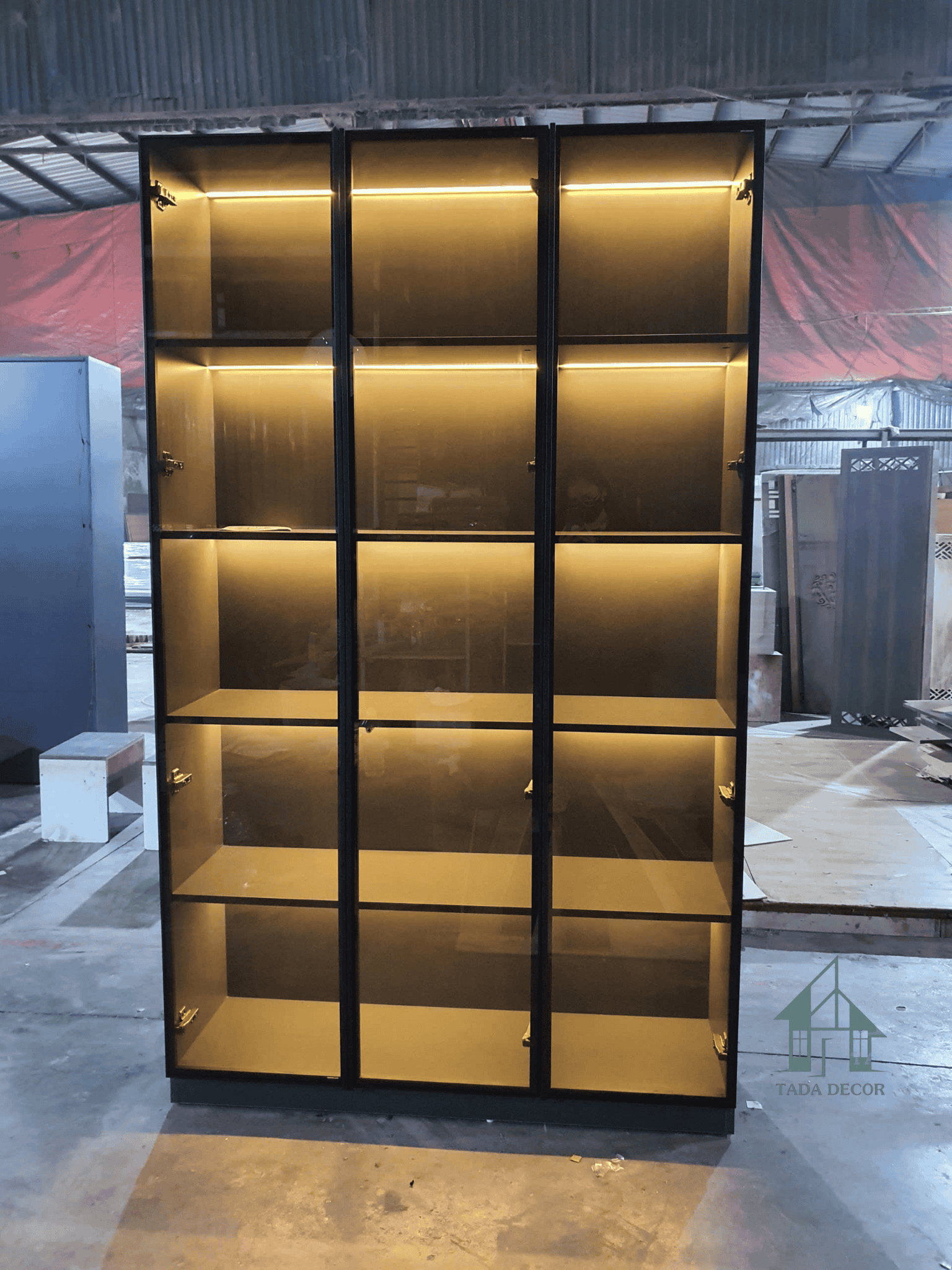Feedback mẫu tủ trưng bày kính đèn LED sang trọng cho không gian hiện đại | TADA