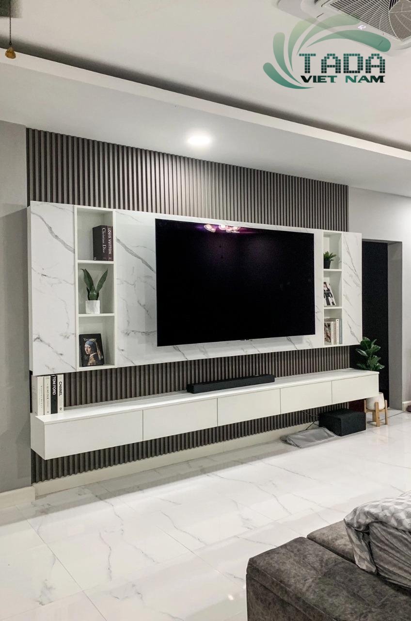 Kệ tivi treo tường đẹp dạng có sẵn là sự lựa chọn lý tưởng cho khách hàng muốn tiết kiệm chi phí