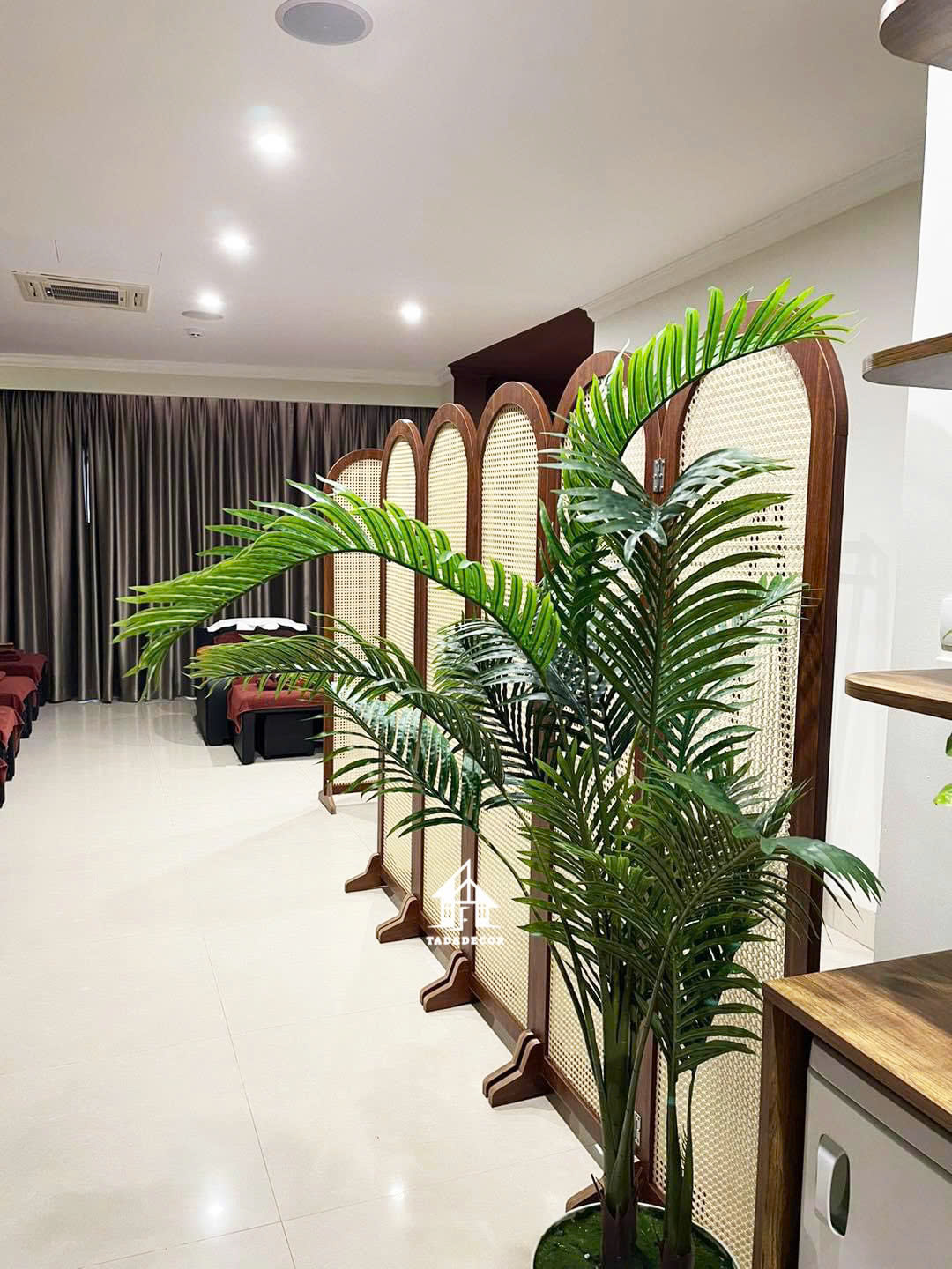 Theo phong thủy, vách ngăn nên được đặt ở những vị trí giúp lưu thông khí tốt