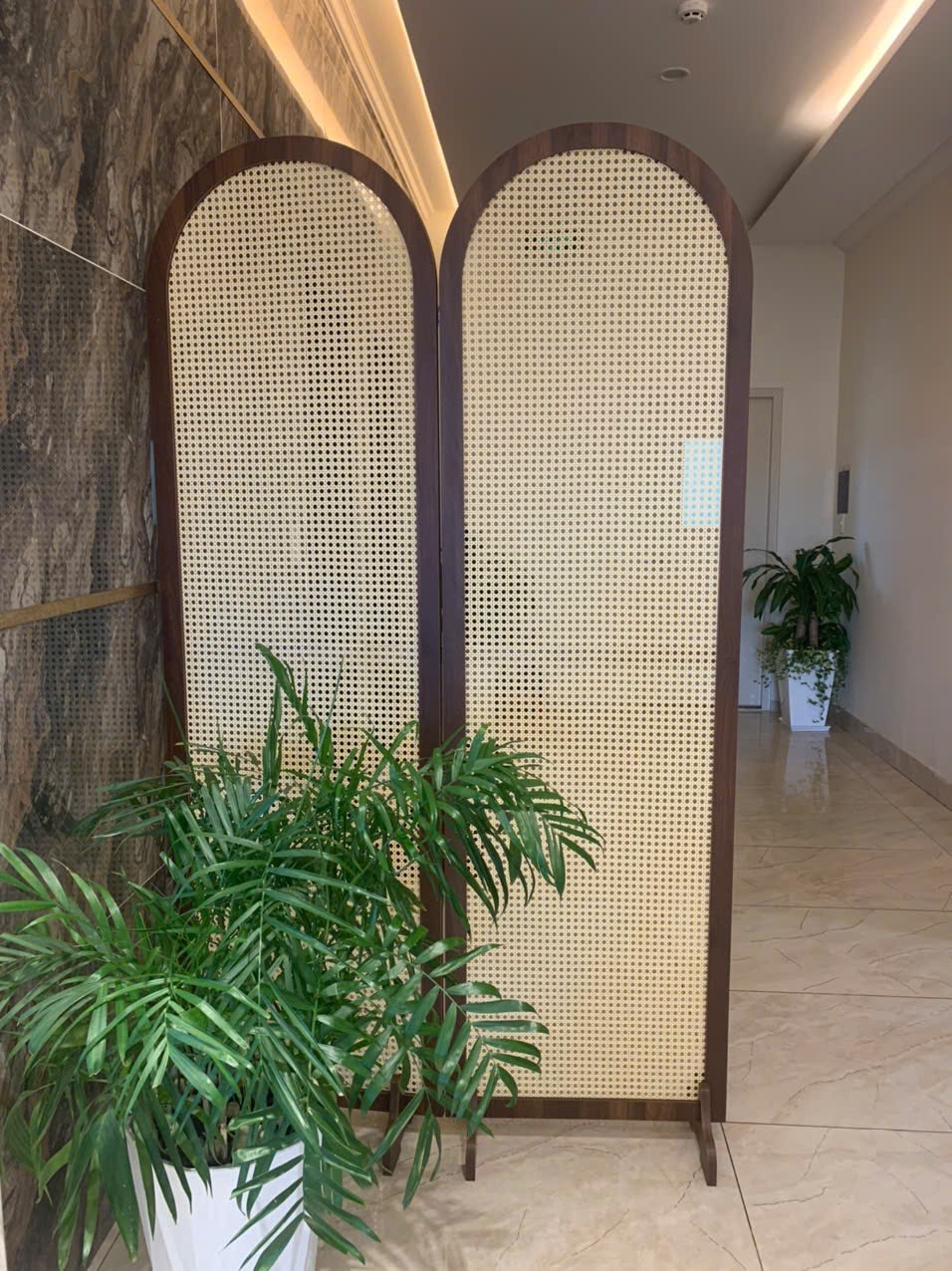 vách bình phong ngăn phòng gỗ phối mây trang trí phòng khách